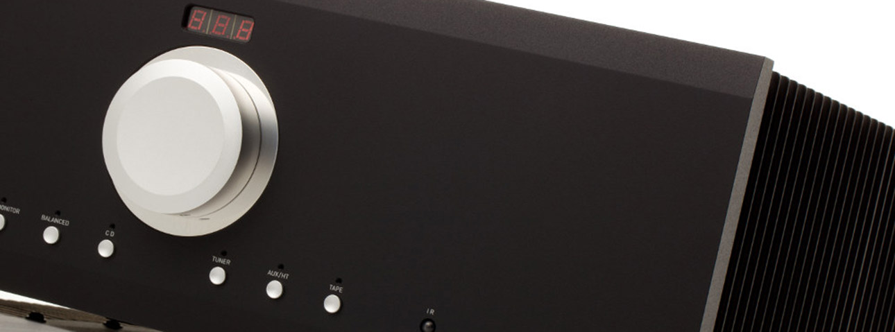 Musical Fidelity M6si 500 Integrated Amplifier with central volume control, blue LED display and black aluminium front panel