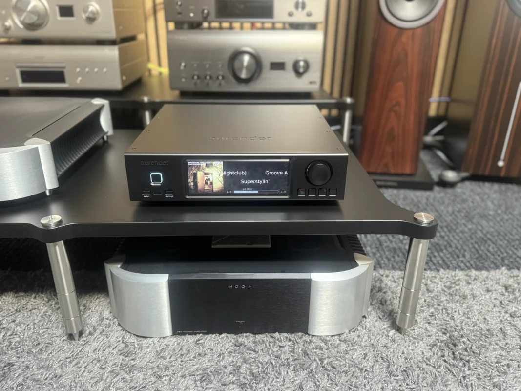 Aurender A1000 music server and preamplifier paired with MOON 761 power amplifier in the Hi-Fi Market showroom
