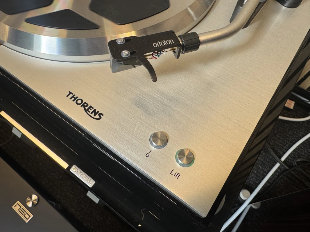 Thorens TD 404 DD direct-drive turntable showing the tonearm, platter and front controls