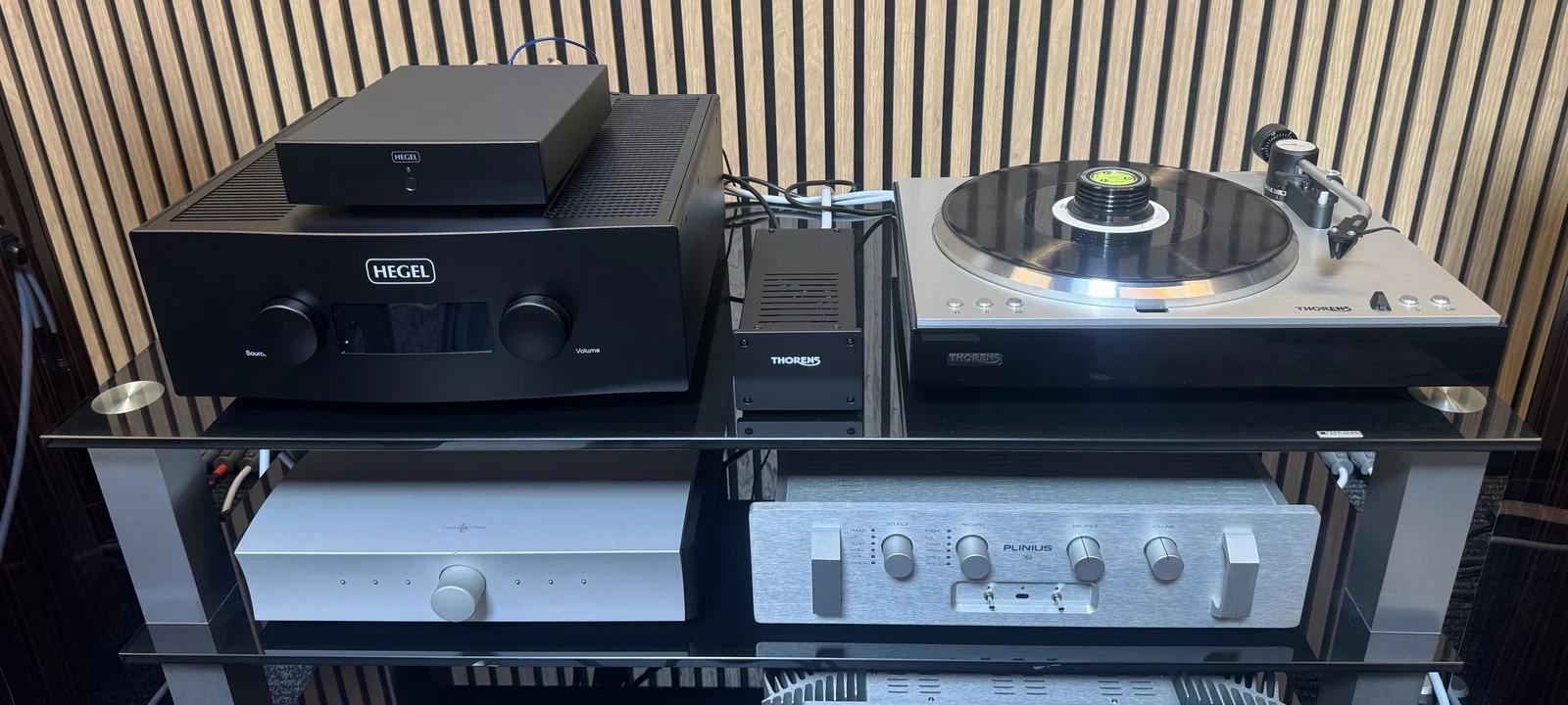 Thorens TD 404 DD turntable with TPN 124 power supply, Hegel V10 phono preamplifier and Hegel H600 amplifier
