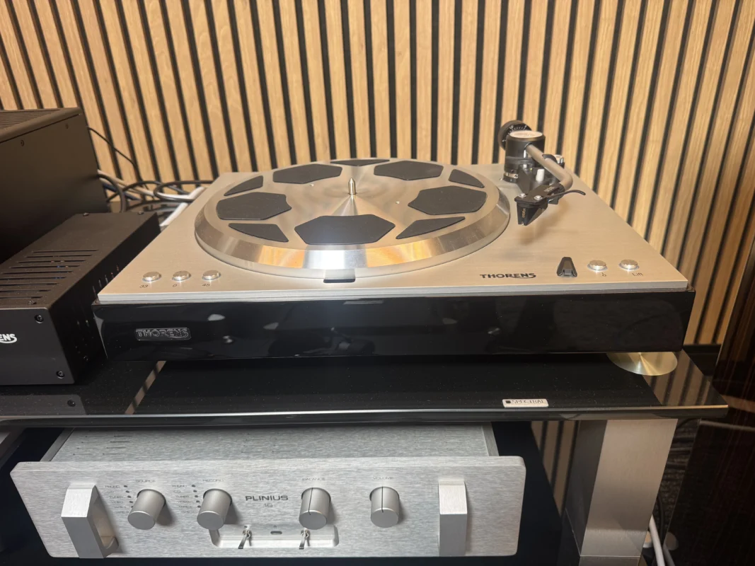 Thorens TD 404 DD direct-drive turntable on demo at Hi-Fi Market