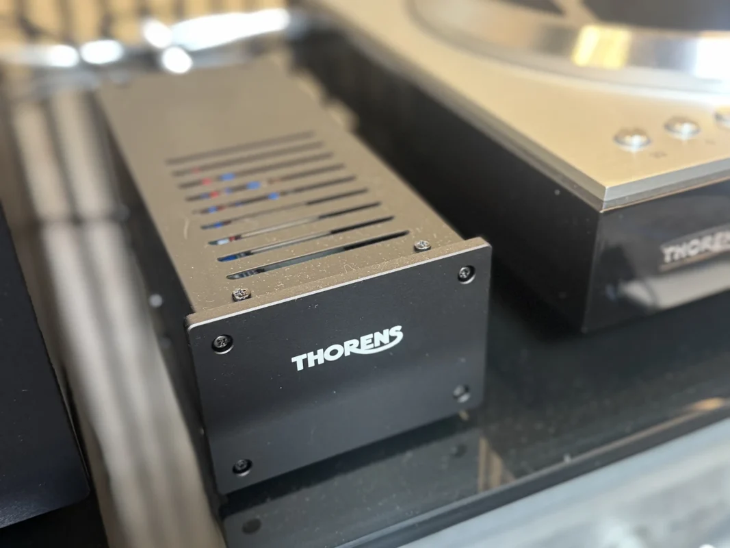 Thorens TPN 124 linear power supply with the TD 404 DD turntable