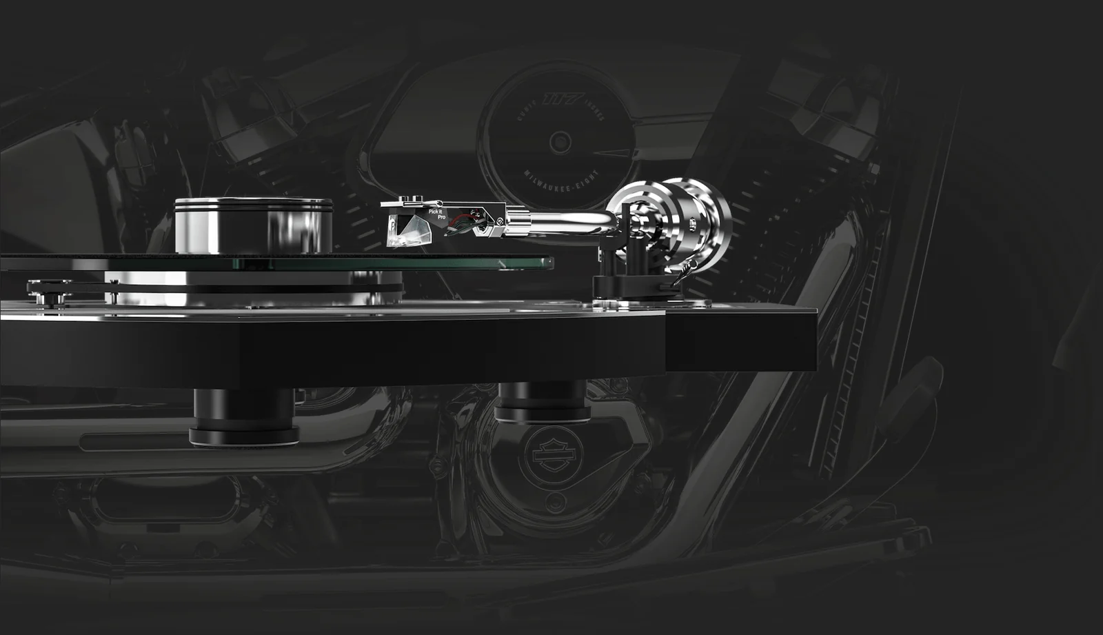 Тонарм и звукосниматель Pick it PRO винилового проигрывателя Pro-Ject Harley-Davidson на фоне мотоцикла Harley-Davidson